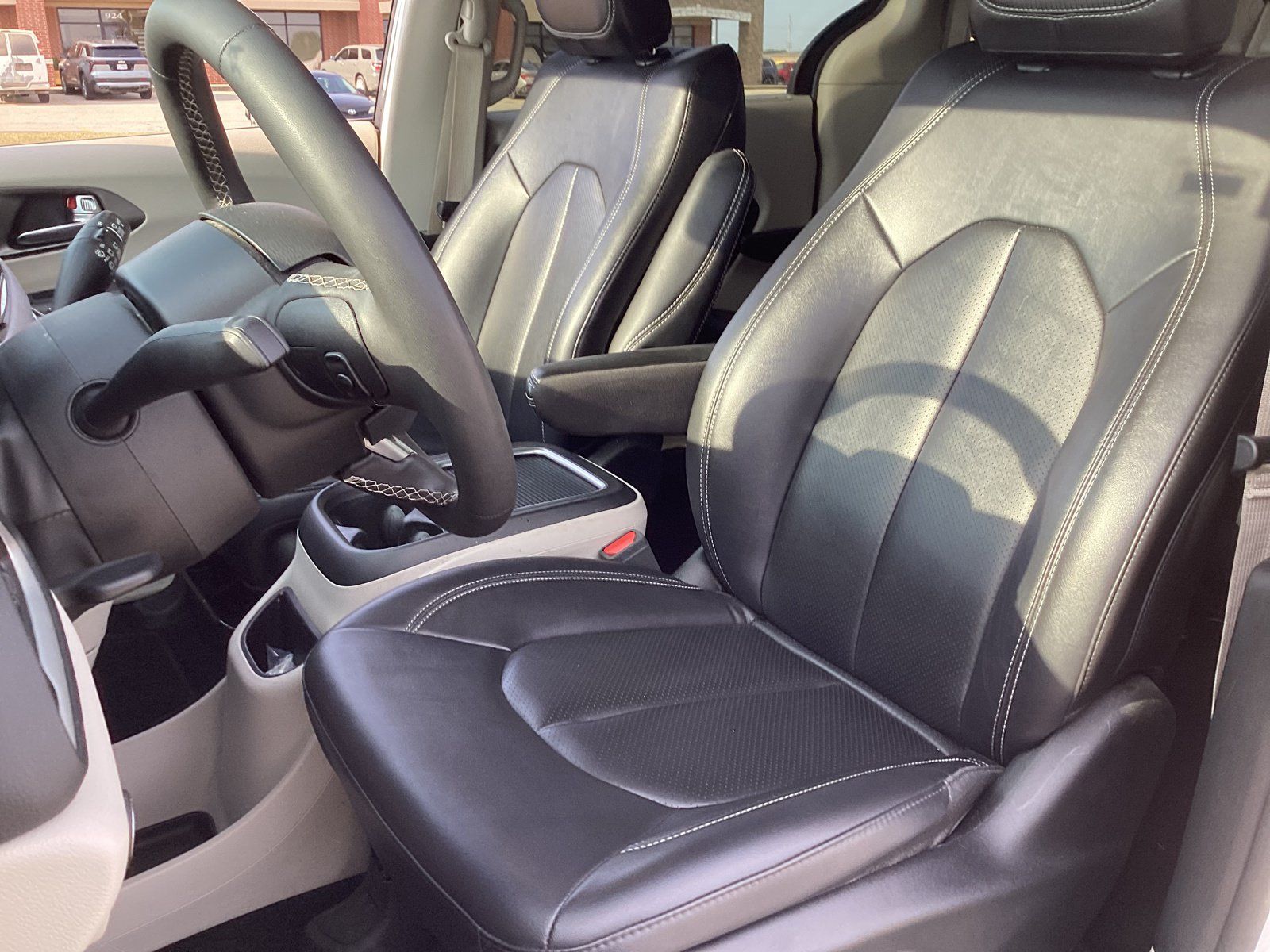 Used 2024 Chrysler Pacifica Touring-L FWD image 9