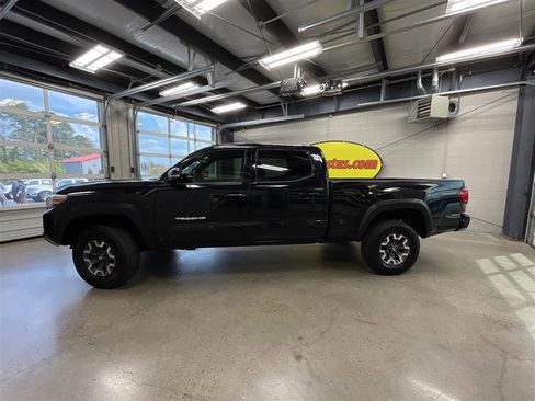 Used 2018 Toyota Tacoma TRD Off-Road w/ Technology Package AWD/4WD image 2