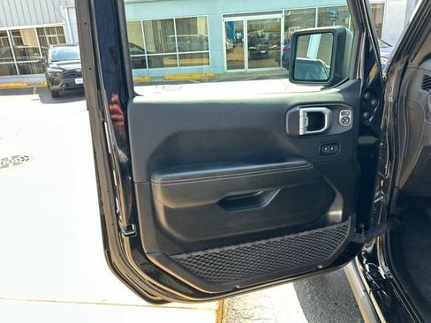 Used 2025 Jeep Wrangler Unlimited Sahara image 34