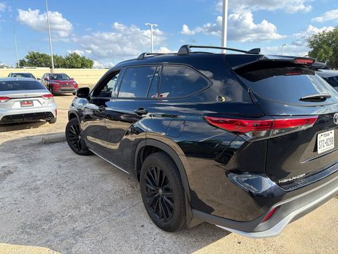 Used 2023 Toyota Highlander XSE FWD image 3