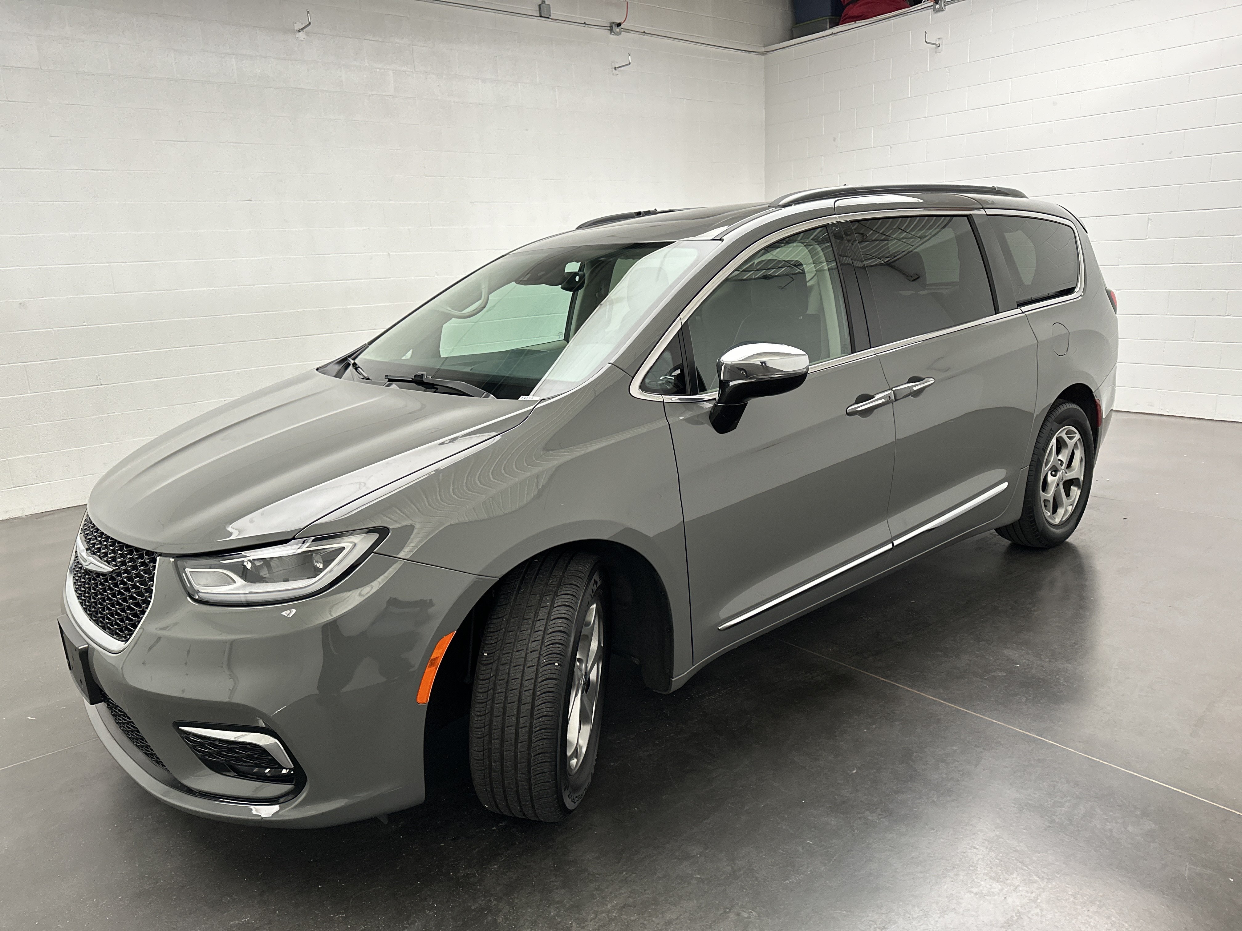 Used 2023 Chrysler Pacifica Limited FWD image 4
