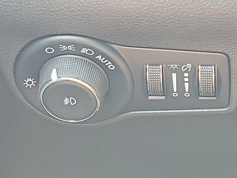 Used 2024 Jeep Compass Latitude w/ Sun and Sound Group image 17