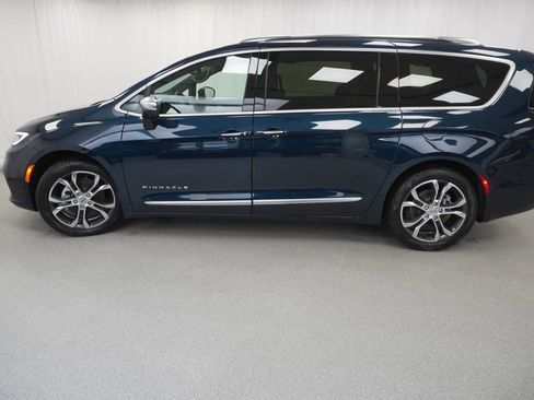 Used 2024 Chrysler Pacifica Pinnacle image 15