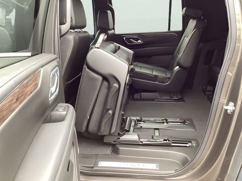 Used 2021 Chevrolet Suburban LT w/ Luxury Package image 21