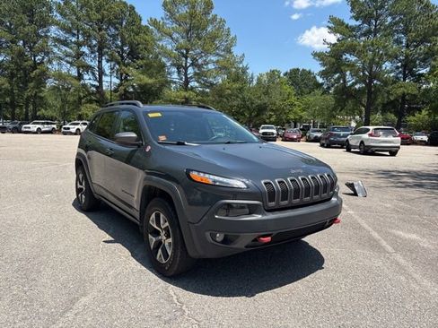 Used 2017 Jeep Cherokee Trailhawk AWD/4WD image 7