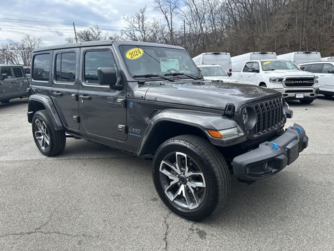 Used 2024 Jeep Wrangler Sport S w/ Convenience Group AWD/4WD image 4