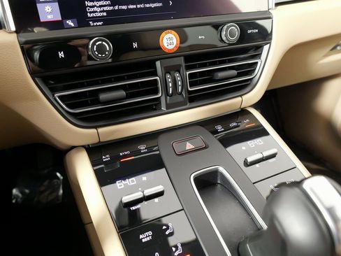 Used 2025 Porsche Macan image 65