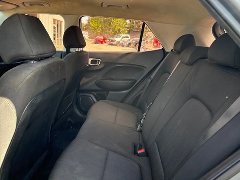 Used 2020 Hyundai Venue SE FWD image 13