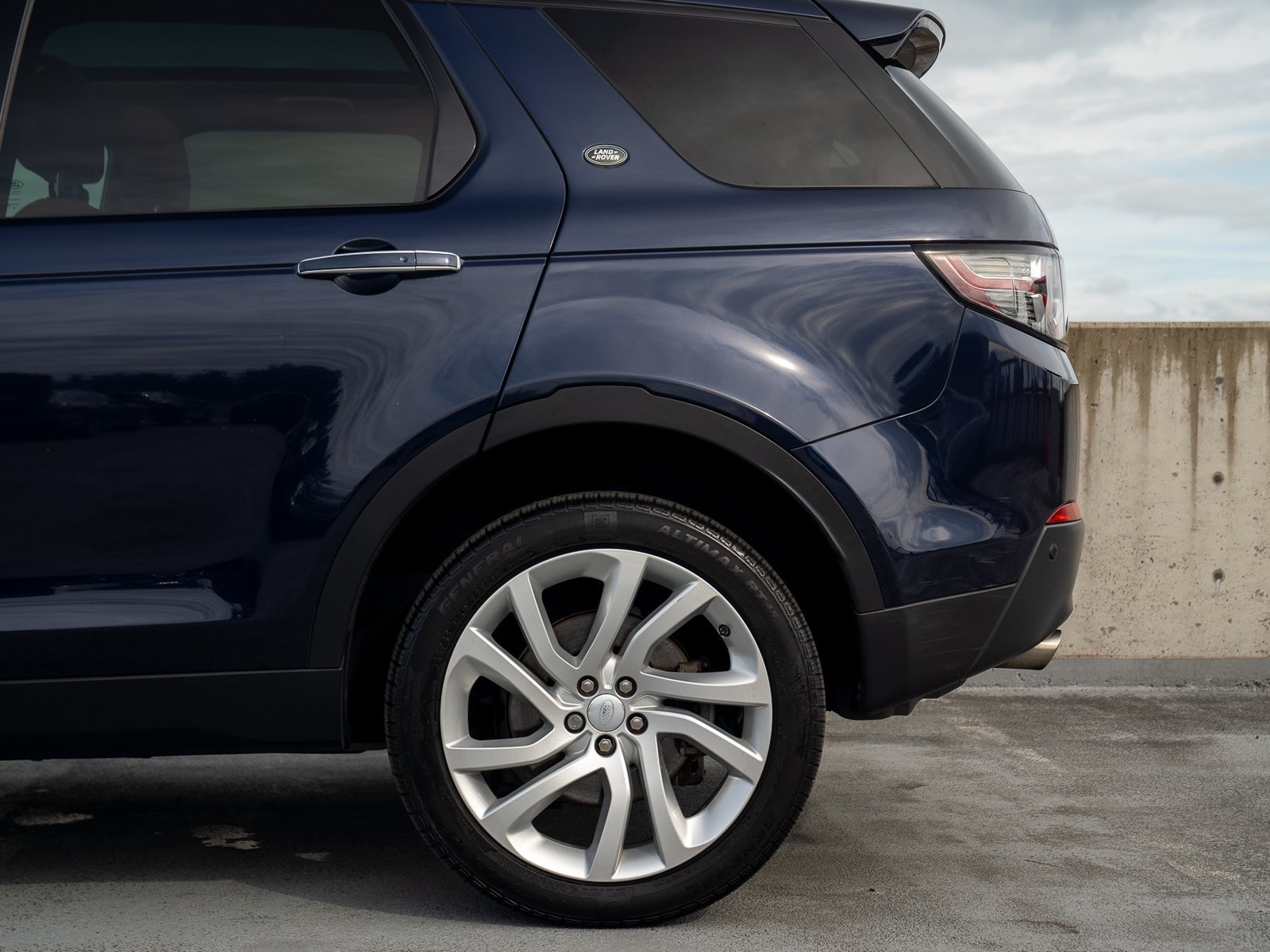 Used 2019 Land Rover Discovery Sport HSE Luxury AWD/4WD image 13