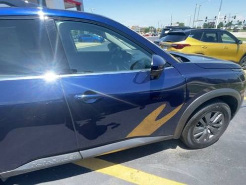Used 2025 Nissan Pathfinder SV FWD image 3