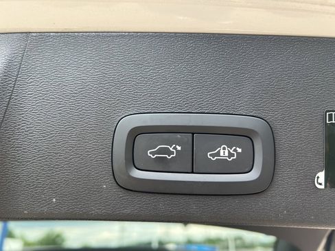 Certified 2022 Volvo XC40 T5 R-Design image 30