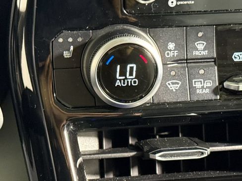 Used 2020 Toyota Highlander XLE AWD/4WD image 38