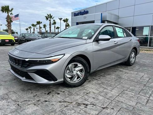 New 2026 Hyundai Elantra SE FWD image 3
