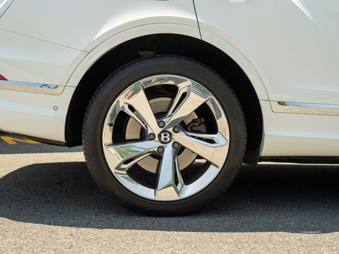 Used 2023 Bentley Bentayga Extended Wheelbase AWD/4WD image 29