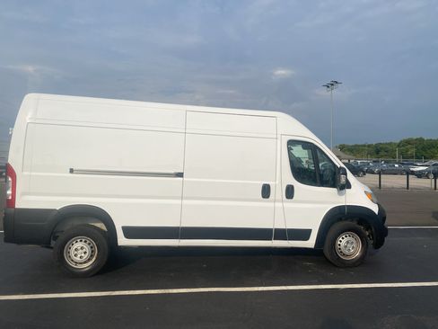 Used 2024 RAM ProMaster 2500 w/ Convenience Group FWD image 2