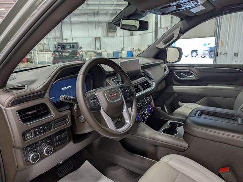 Used 2024 GMC Yukon SLT w/ SLT Luxury Package image 17