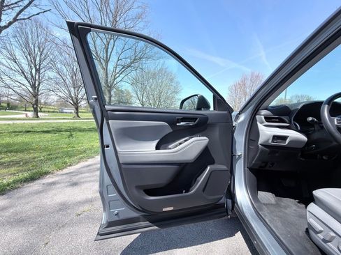 Used 2022 Toyota Highlander XLE image 19