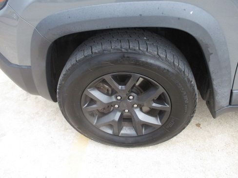 Used 2020 Jeep Cherokee Latitude image 3