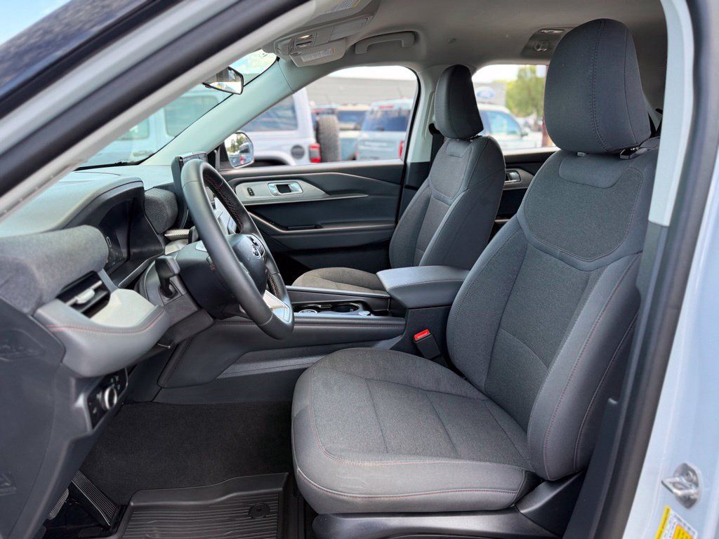 Used 2026 Ford Explorer Active AWD/4WD image 13