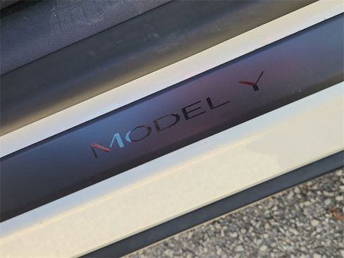 Used 2025 Tesla Model Y Long Range image 31