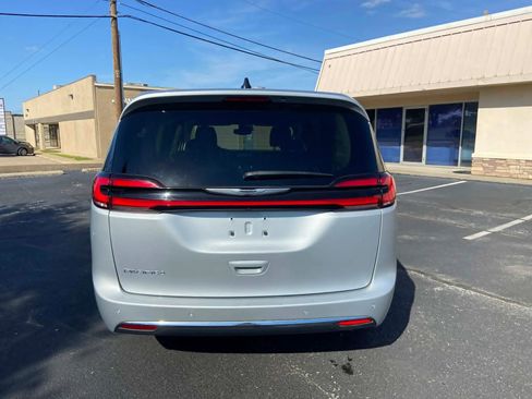 Used 2024 Chrysler Pacifica Touring-L FWD image 6