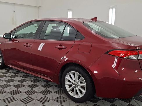 Used 2022 Toyota Corolla LE image 2