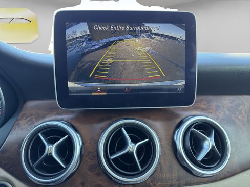 Used 2019 Mercedes-Benz GLA 250 4MATIC w/ Premium Package image 16