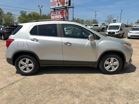 Used 2019 Chevrolet Trax LT w/ LT Convenience Package FWD image 4
