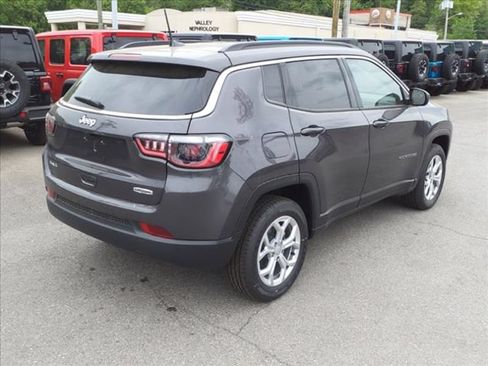 Used 2024 Jeep Compass Latitude AWD/4WD image 4
