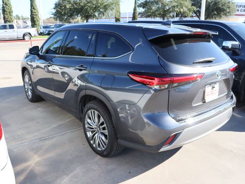 Used 2020 Toyota Highlander Limited Platinum image 8