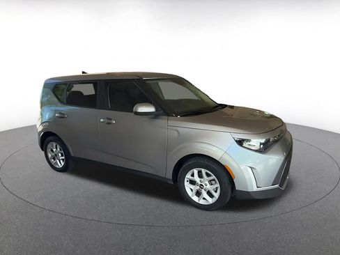 Used 2025 Kia Soul LX w/ LX Technology Package FWD image 2