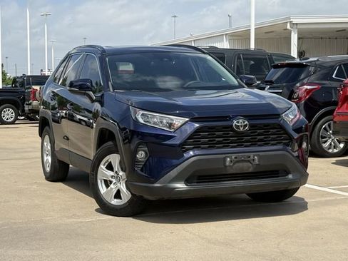 Used 2019 Toyota RAV4 XLE FWD image 2