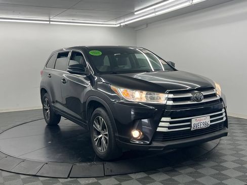 Used 2018 Toyota Highlander Plus FWD image 3