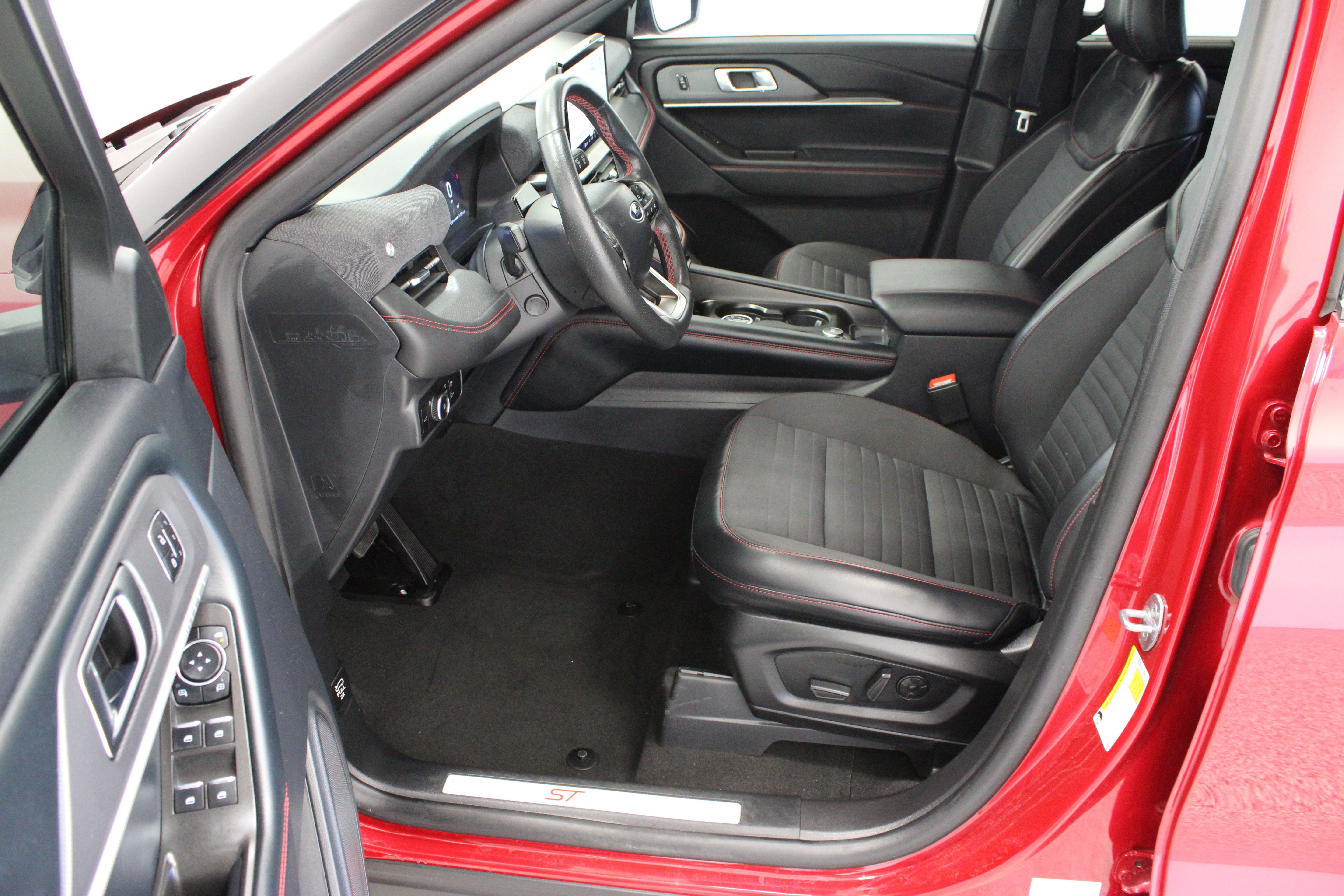 Used 2025 Ford Explorer ST-Line w/ Premium Package RWD image 14