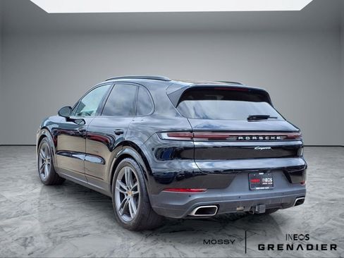 Used 2024 Porsche Cayenne AWD/4WD image 2