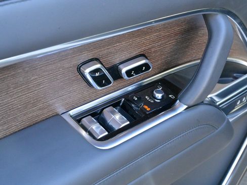 Used 2025 Land Rover Range Rover Long Wheelbase Autobiography image 20