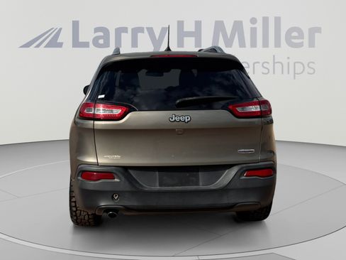 Used 2017 Jeep Cherokee Latitude w/ Comfort & Sound Group FWD image 4