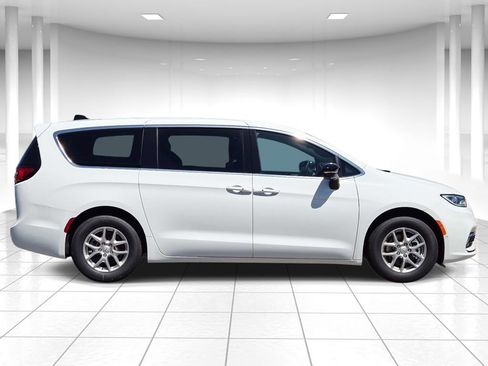 New 2026 Chrysler Pacifica Select FWD image 2