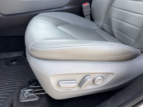 Used 2023 Toyota Highlander XLE AWD/4WD image 12