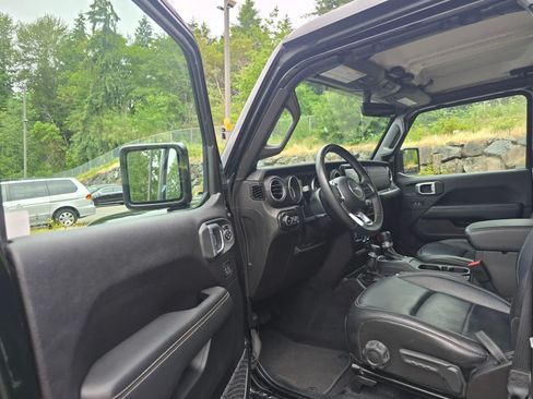 Used 2019 Jeep Wrangler Unlimited Sahara AWD/4WD image 17