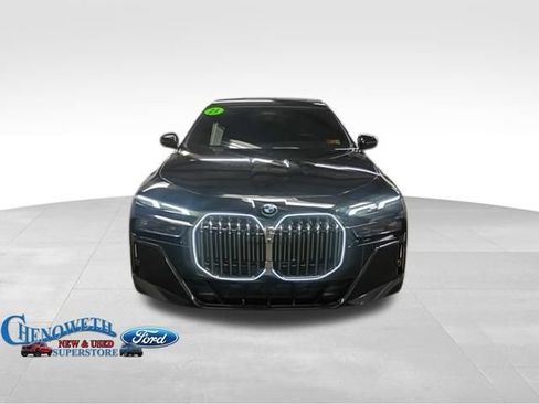 Used 2023 BMW 740i w/ Parking Assistance Package image 5