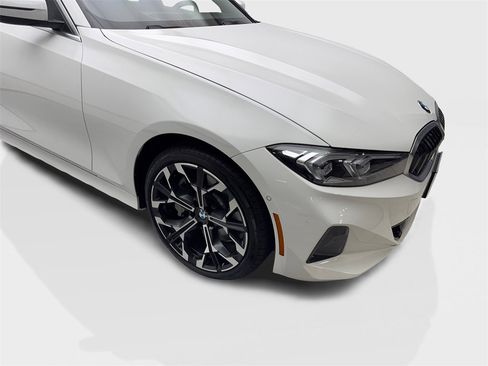 Used 2025 BMW 330i xDrive Sedan w/ Premium Package image 19