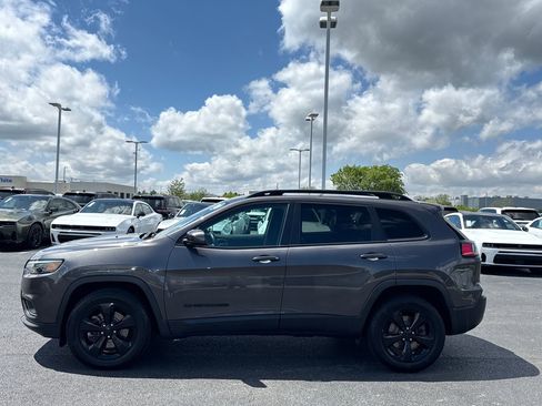 Used 2019 Jeep Cherokee Latitude Plus AWD/4WD image 6