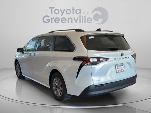 Used 2026 Toyota Sienna XLE FWD image 4