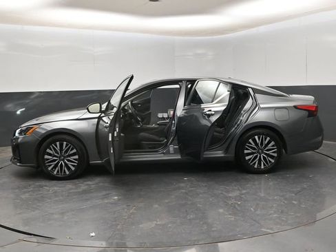 Used 2025 Nissan Altima 2.5 SV FWD image 30