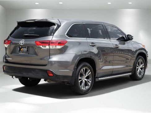 Used 2019 Toyota Highlander LE FWD image 6