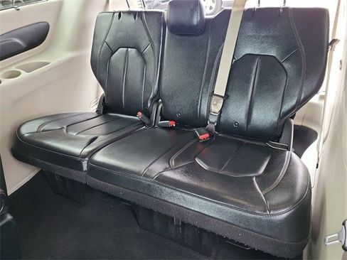 Used 2019 Chrysler Pacifica Touring-L w/ Advanced Safetytec Group image 9