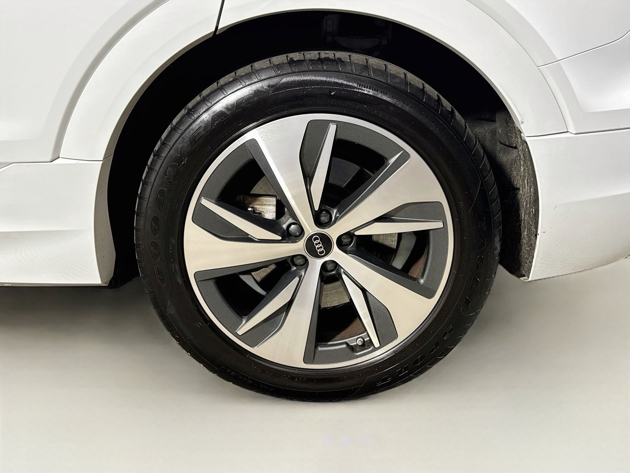 Used 2024 Audi Q8 e-tron Premium AWD/4WD image 32