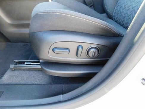 Used 2022 Chevrolet Equinox LT w/ Driver Convenience Package image 13