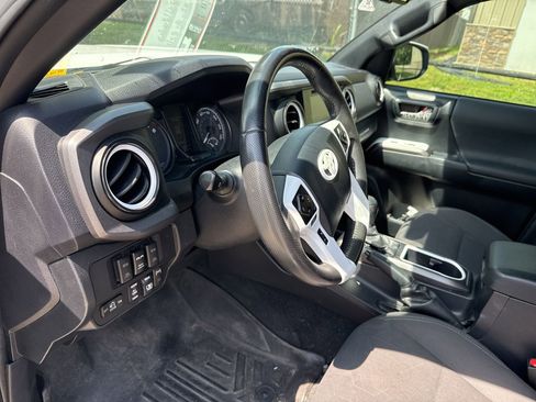 Used 2017 Toyota Tacoma TRD Off-Road w/ Tow Package (A/T) AWD/4WD image 11